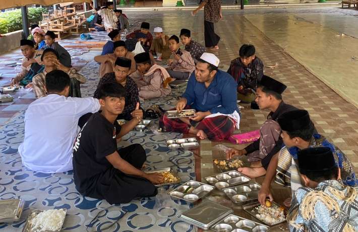 Santri Pondok Pesantren Nurul Yaqin Jabal Fiil Menerima Program MBG